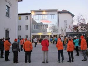 Občinski praznik je s svojo vsakodnevno jutranjo telovadbo pred Linhartovo dvorano Radovljica obeležila tudi Šola zdravja. 